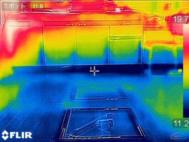 未断熱の床のサーモ画像