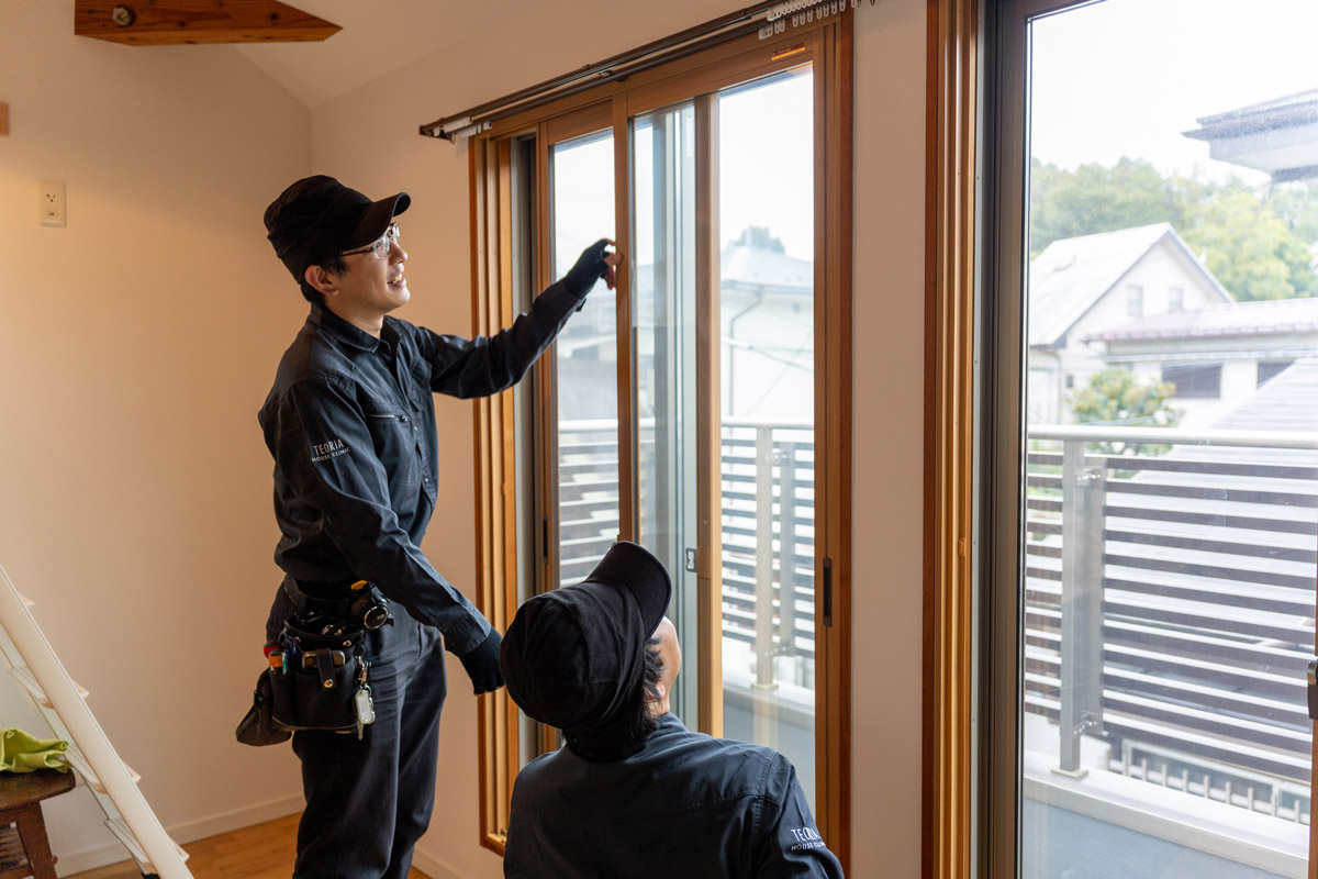 内窓を施工する職人